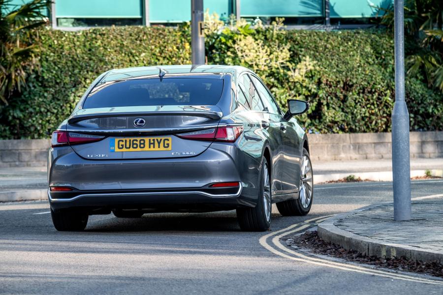  Lexus ES300h 2019 года  (UK) (фото 10 из 30)